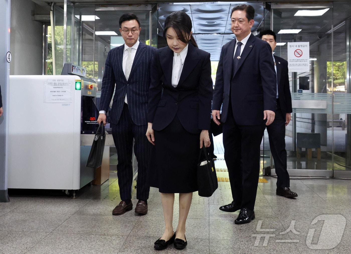 본문 이미지 - 윤석열 전 대통령 부인 김건희 여사가 12일 오전 서울 서초구 서울중앙지법에서 열린 자본시장과 금융투자업에 관한 법률 위반 및 정치자금법 위반 혐의 등의 구속 전 피의자 심문&#40;영장실질심사&#41;에 출석하며 고개숙여 인사를 하고 있다. 2025.8.12/뉴스1 ⓒ News1 사진공동취재단