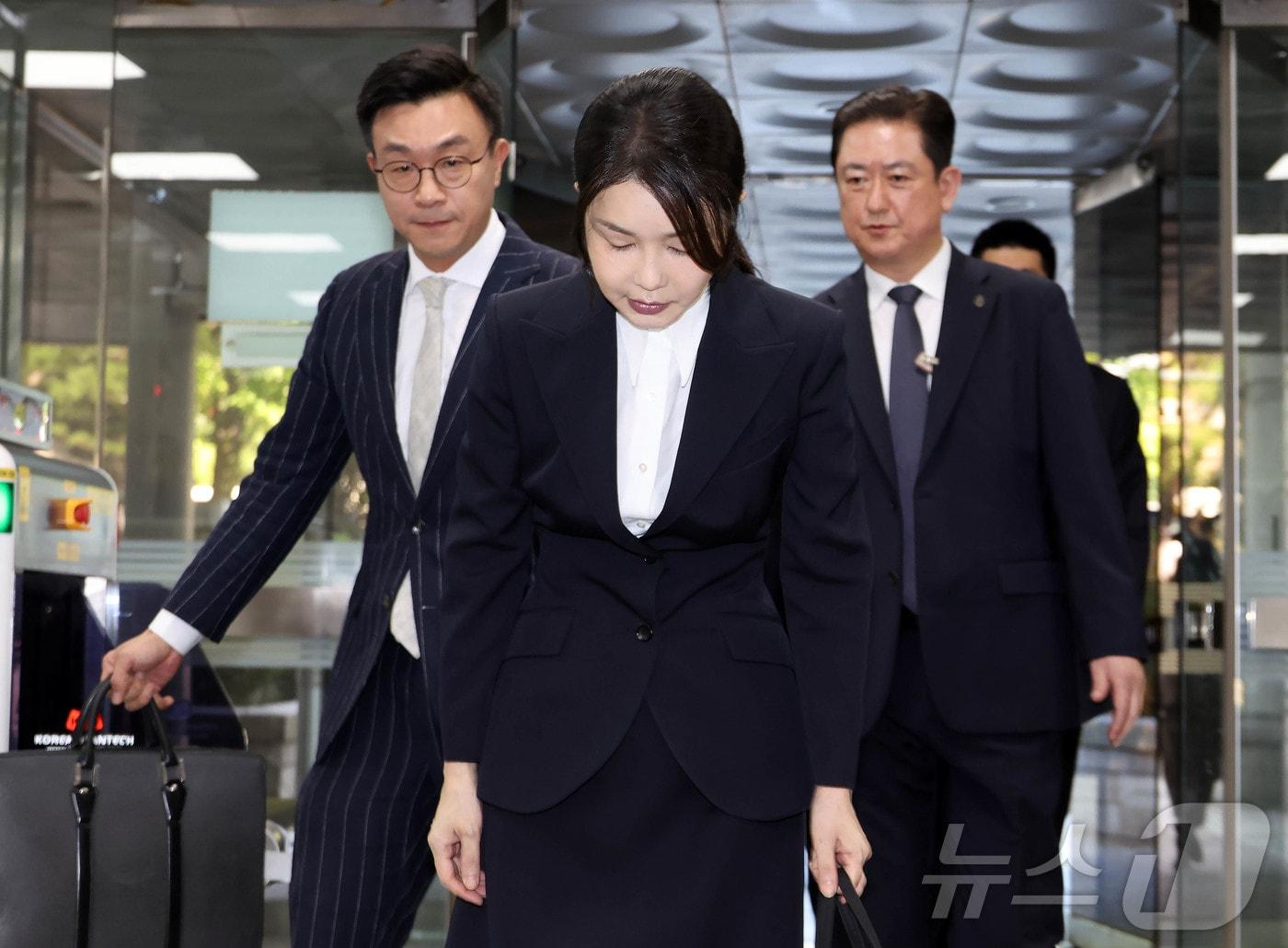 본문 이미지 - 윤석열 전 대통령 부인 김건희 여사가 12일 오전 서울 서초구 서울중앙지법에서 열린 자본시장과 금융투자업에 관한 법률 위반 및 정치자금법 위반 혐의 등의 구속 전 피의자 심문&#40;영장실질심사&#41;에 출석하며 고개숙여 인사하고 있다. 2025.8.12/뉴스1 ⓒ News1 사진공동취재단