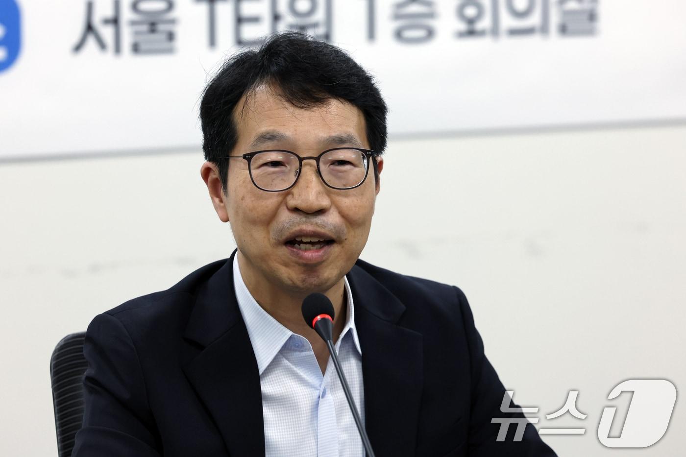 의사인력 수급추계위원회 위원장으로 선출된 김태현 한국보건경제정책학회 회장이 12일 오후 서울 중구 남대문로 T타워에서 열린 의사인력 수급추계위원회 제1차 회의에서 모두 발언을 하고 있다. 2025.8.12/뉴스1 ⓒ News1 박정호 기자