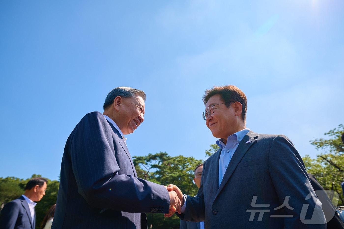 본문 이미지 - 이재명 대통령이 12일 청와대 상춘재에서 국빈 방한한 또 럼 베트남 당서기장과 악수를 하고 있다. (대통령실 제공. 재판매 및 DB금지) 2025.8.12 ⓒ 뉴스1 이재명 기자