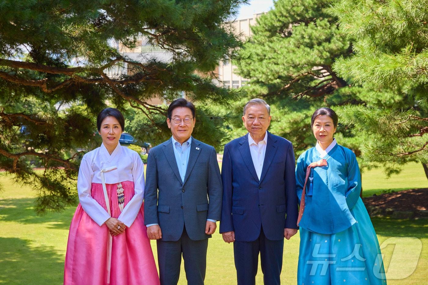 이재명 대통령과 부인 김혜경 여사가 12일 청와대 상춘재에서 국빈 방한한 또 럼 베트남 당서기장, 응오 프엉 리 여사와 기념촬영을 하고 있다. &#40;대통령실 제공. 재판매 및 DB금지&#41; 2025.8.12/뉴스1 ⓒ News1 이재명 기자
