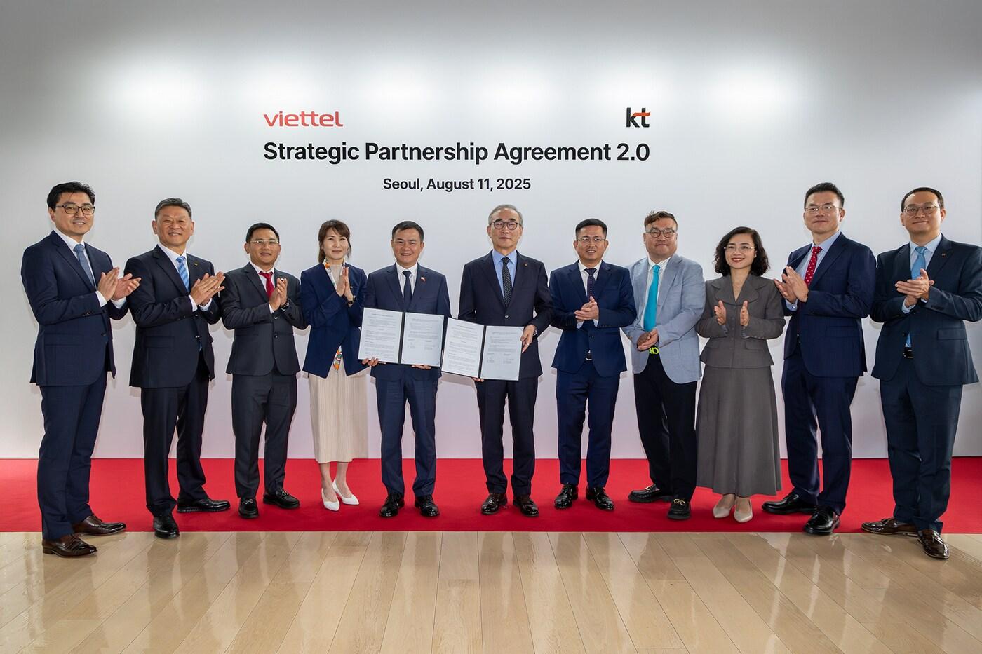 김영섭 KT 대표(오른쪽 여섯 번째)와 따오 득 탕 비엣텔 그룹 회장 겸 CEO(왼쪽 다섯 번째)가 11일 KT 광화문 빌딩 이스트 사옥에서 양사 AX 협력 구체화를 위한 전략적 파트너십 2.0을 체결하고 양사 임원진들과 기념 사진을 촬영하고 있다. (KT 제공)