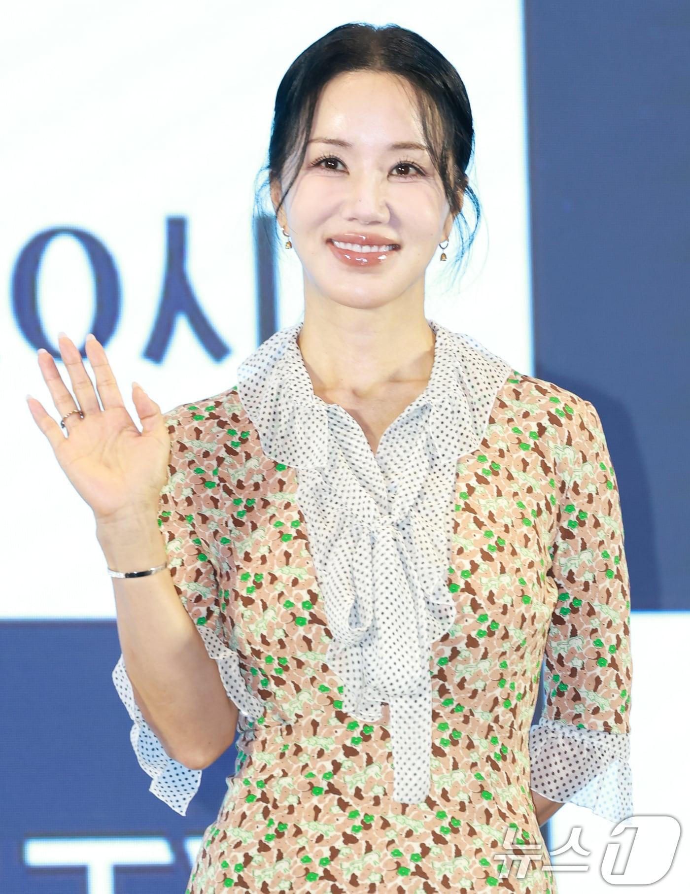 본문 이미지 - 배우 엄정화가 12일 오후 서울 구로구 경인로 신도림 디큐브시티 더 세인트에서 열린 지니 TV 오리지널 '금쪽같은 내 스타'(극본 박지하/ 연출 최영훈)의 제작발표회에 참석해 포즈를 취하고 있다. '금쪽같은 내 스타'는 대한민국 최고의 톱스타가 하루아침에 평범한 중년 여성이 된 후 펼쳐지는 눈물 콧물 휘날리는 세월 순삭 로맨틱 코미디다. '미쓰 와이프' 이후 10년 만에 재회한 엄정화, 송승헌이 완성할 로맨틱 코미디에 이목이 집중되고 있다. 2025.8.12/뉴스1 ⓒ News1 권현진 기자