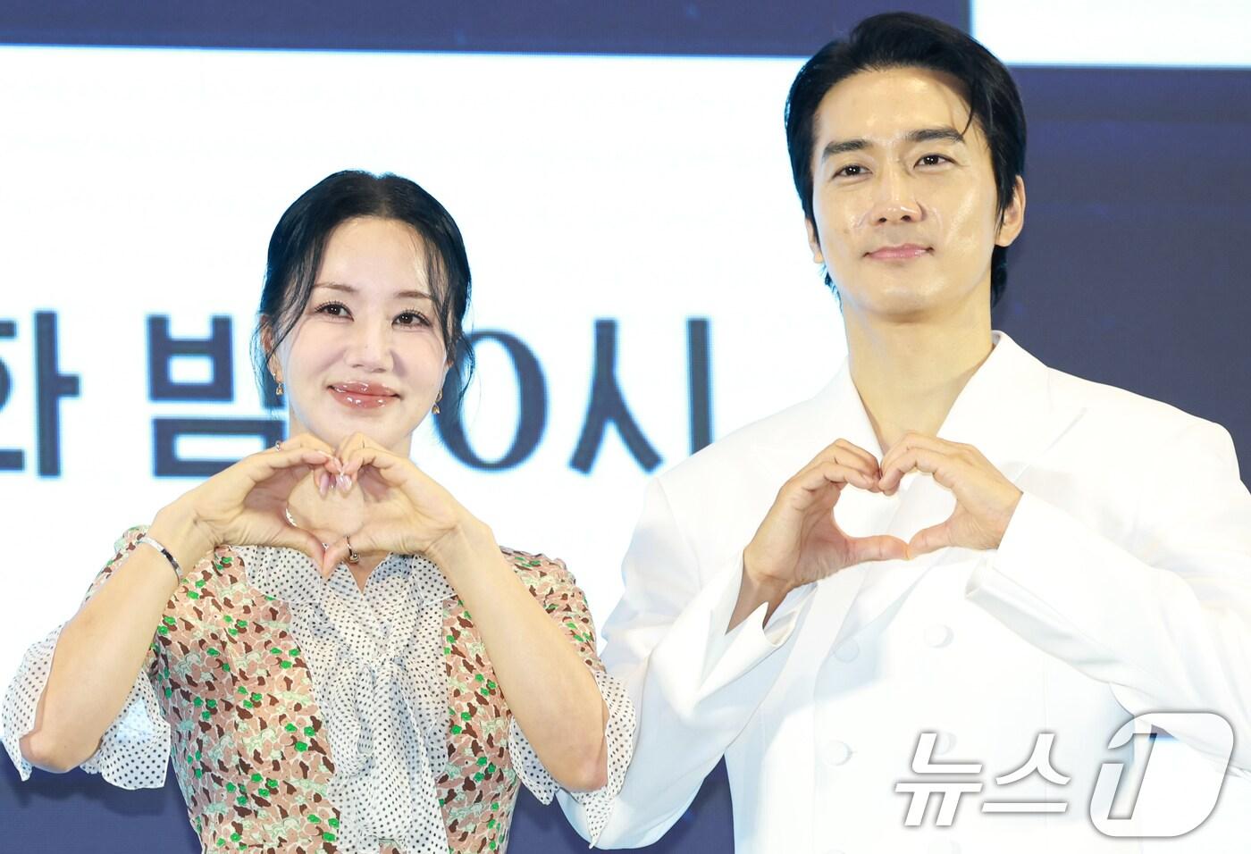 배우 엄정화와 송승헌(오른쪽)이 12일 오후 서울 구로구 경인로 신도림 디큐브시티 더 세인트에서 열린 지니 TV 오리지널 '금쪽같은 내 스타'(극본 박지하/ 연출 최영훈)의 제작발표회에 참석해 포즈를 취하고 있다. '금쪽같은 내 스타'는 대한민국 최고의 톱스타가 하루아침에 평범한 중년 여성이 된 후 펼쳐지는 눈물 콧물 휘날리는 세월 순삭 로맨틱 코미디다. '미쓰 와이프' 이후 10년 만에 재회한 엄정화, 송승헌이 완성할 로맨틱 코미디에 이목이 집중되고 있다. 2025.8.12/뉴스1 ⓒ News1 권현진 기자