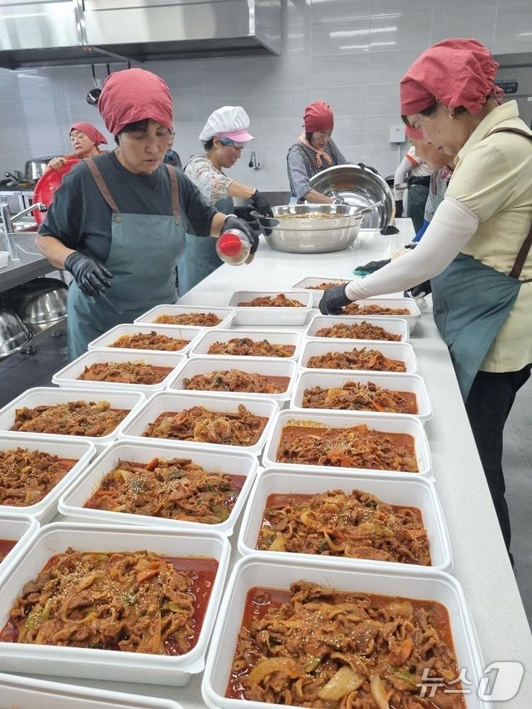 본문 이미지 - 김제시가 지역사회 돌봄을 강화하기 위해 경로당 40곳에 밑반찬을 지원한다.&#40;김제시 제공. 재판매 및 DB 금지&#41;
