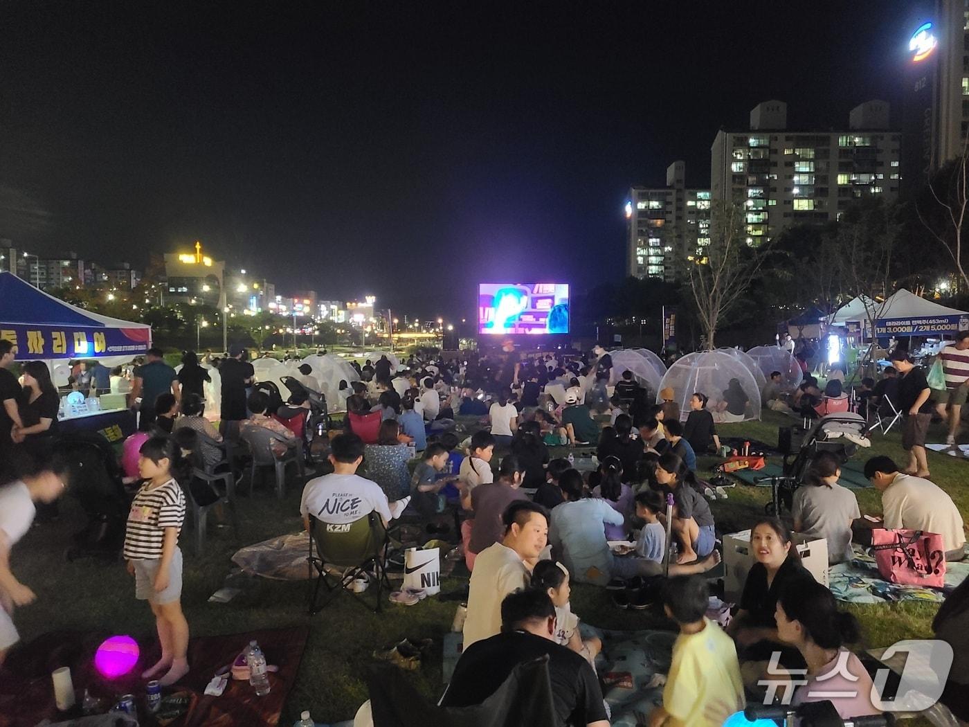 본문 이미지 - 지난해 대구 북구 동화천 일대에서 열린 가족영화 상영 행사.(대구 북구 제공.재판매 및 DB 금지)
