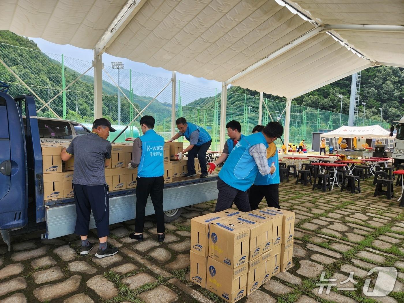 본문 이미지 - 경남 합천군 호우피해 지역 주민의 일상 회복 지원을 위해 한국수자원공사 직원봉사단 ‘물사랑나눔단’이 병입 수돗물을 운반하고 있다. &#40;한국수자원공사 제공.재판매 및 DB금지&#41;/뉴스1