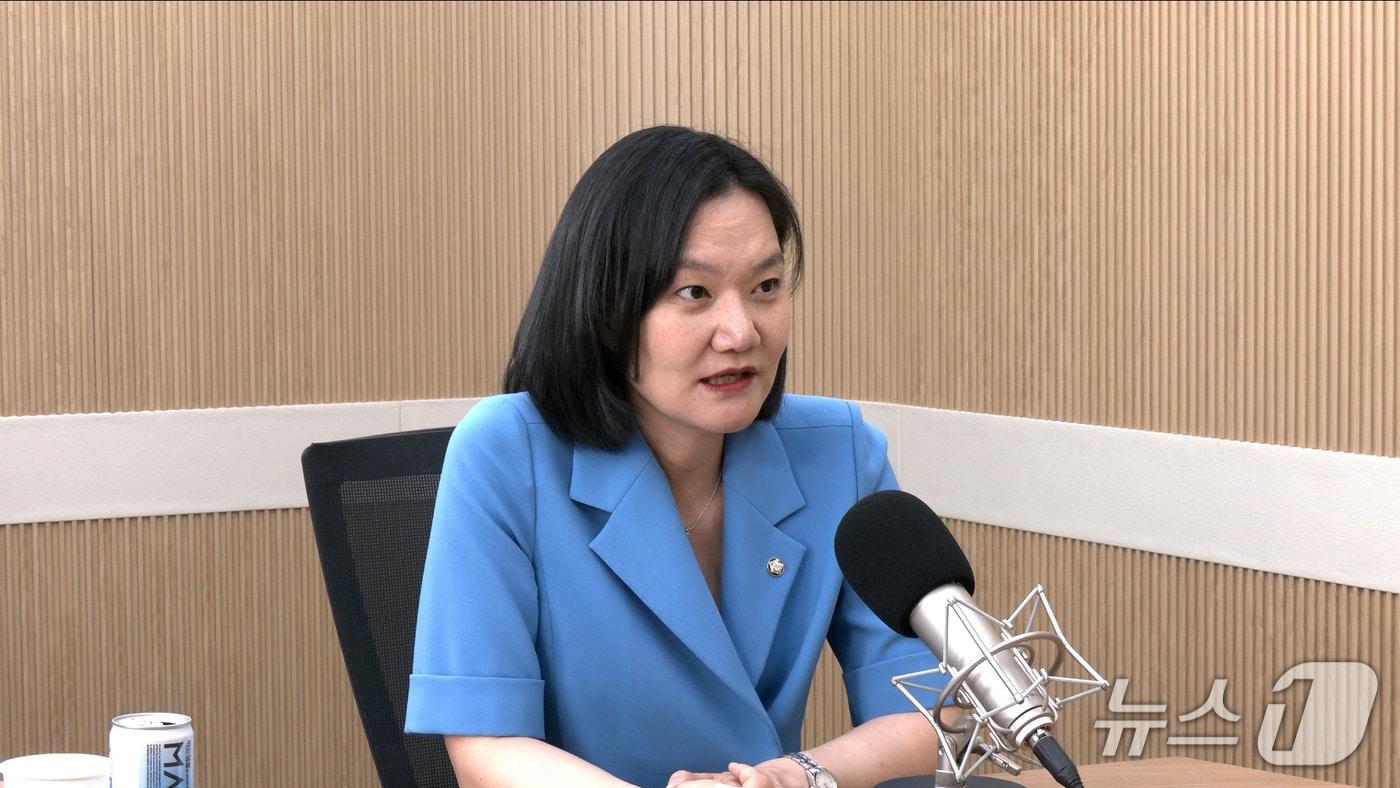 김남희 더불어민주당 의원이 12일 뉴스1TV &#39;팩트앤뷰&#39;에 출연해 질문에 답하고 있다.