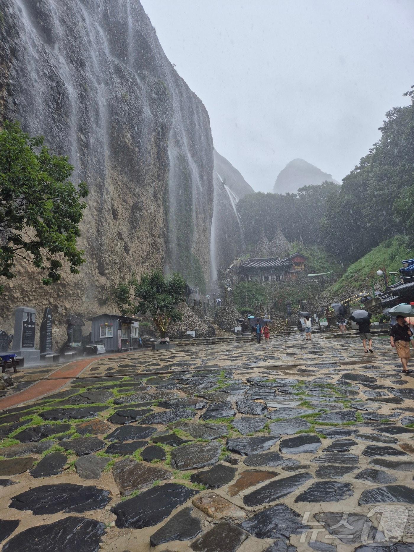 본문 이미지 - 12일 전북 진안군에 시간당 17mm의 비가 내리면서 마이산 암마이봉이 폭포로 변했다. 암마이봉은 많은 비가 내릴 때마다 장관을 이루고 있다.2025.8.12/뉴스1 ⓒ News1 유승훈 기자