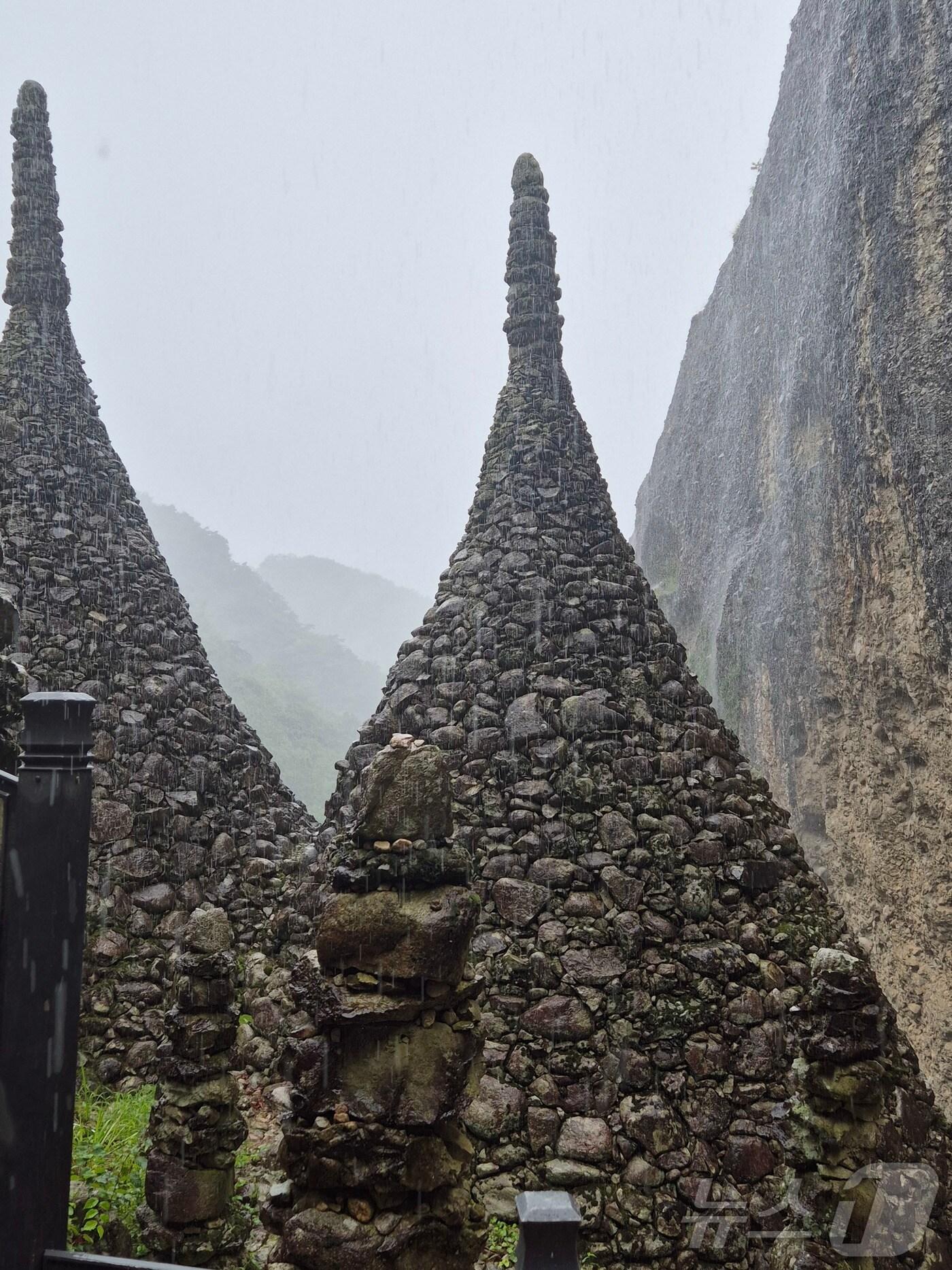 본문 이미지 - 지난 8월 12일 전북 진안군 소재 마이산에 많은 비가 내리면서 천지탑 사이로 폭포가 쏟아지는 모습. 2025.8.12/뉴스1 ⓒ News1 유승훈 기자