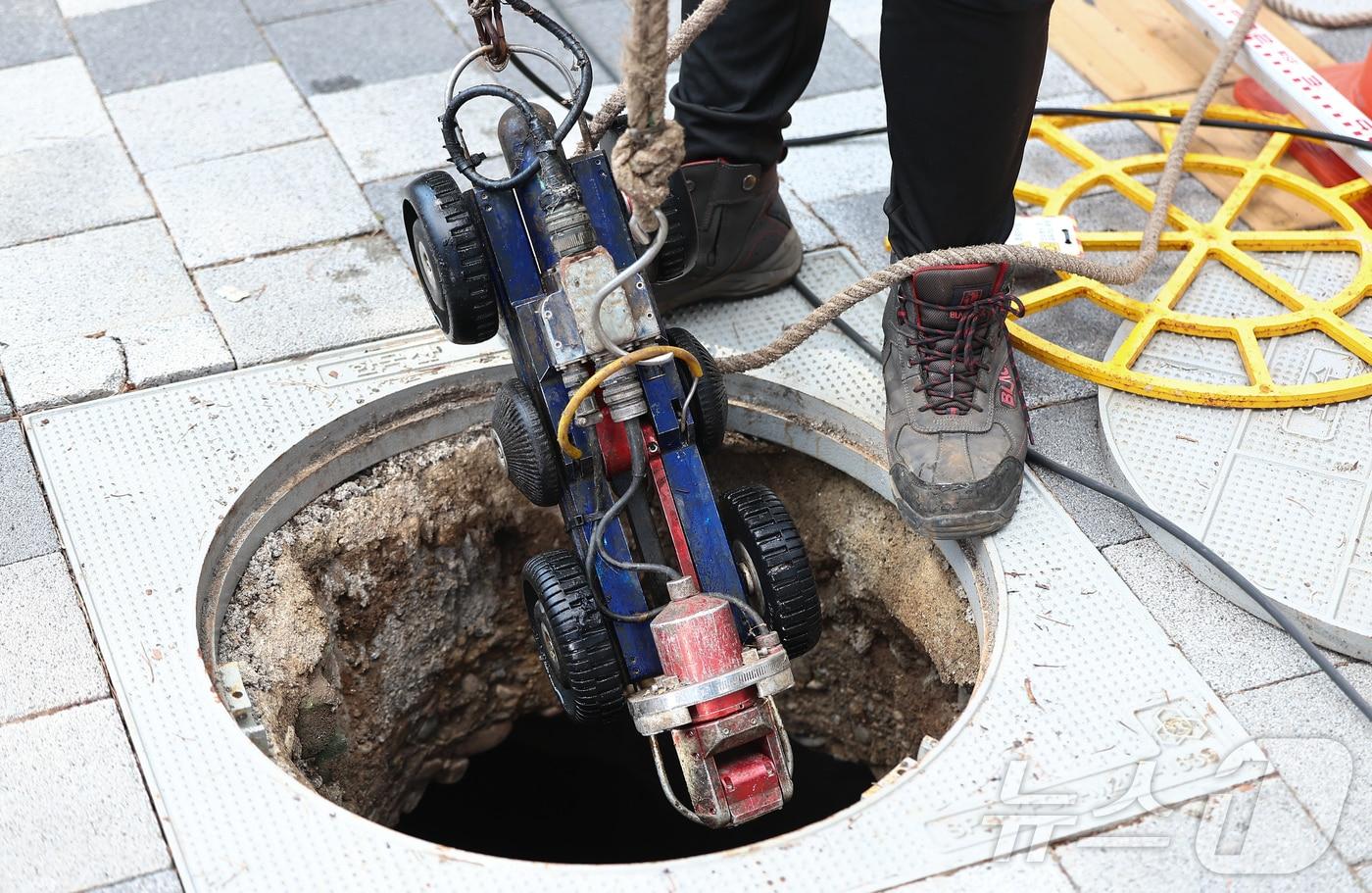 서울시청 물재생계획과 관계자들이 지난 12일 서울 시내 한 노후 하수관로를 CCTV 촬영으로 정밀 조사하고 있다. 2025.8.13/뉴스1 ⓒ News1 김도우 기자