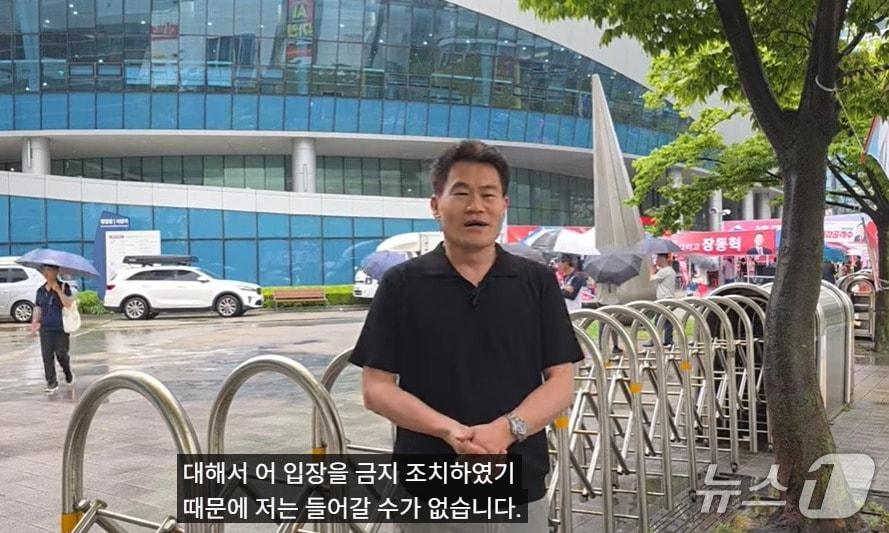 본문 이미지 -  전한길 씨가 12일 국민의힘 전당대회 부산·울산·경남 합동연설회가 열리는 부산 벡스코(BEXCO)  앞에서 "전당대회 입장 금지 조치가 억울하지만 대승적 차원에서 수용하겠다"며 유튜브 생방송을 하고 있는 모습. (유튜브 갈무리) ⓒ 뉴스1