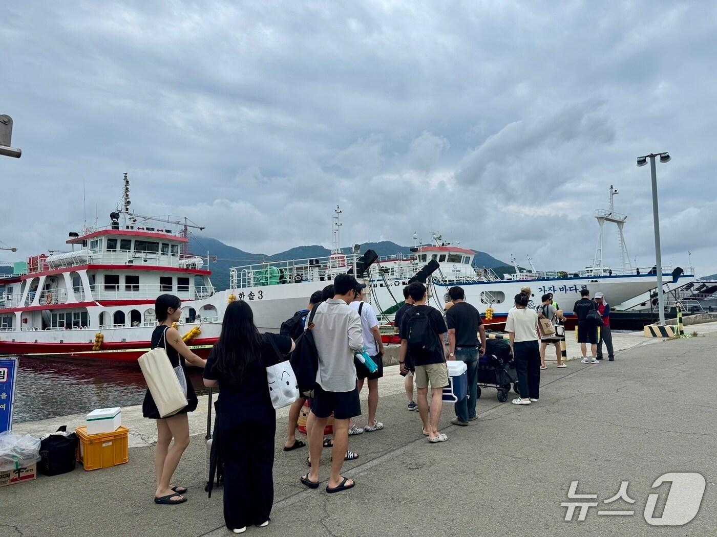 본문 이미지 - 여객선 이용객들.(통영운항관리센터 제공. 재판매 및 DB금지)