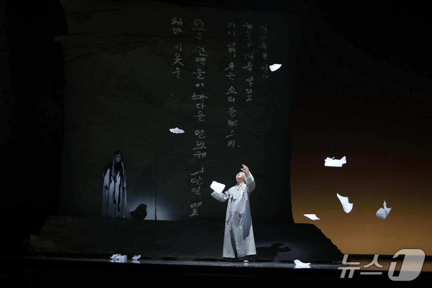 대구오페라하우스는 광복 80주년을 맞아 오는 20일부터 23일까지 특별공연 '264, 그 한 개의 별'을 선보인다. 사진은 공연 모습. (대구오페라하우스 제공. 재판매 및 DB 금지)/뉴스1