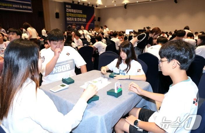 본문 이미지 - '제2회 전북도 한국브리지협회장배 브리지 팀 전국대회'가 12일 전통문화의 고장 전주 라한호텔 온고을홀에서 열렸다.(전주시 제공, 재판매 및 DB 금지)/뉴스1