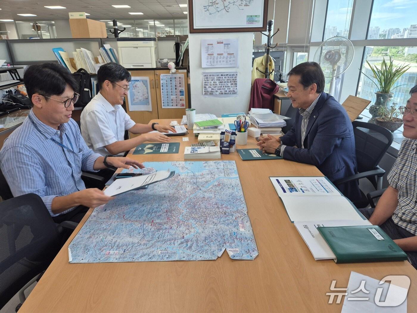 본문 이미지 - 12일 전춘성 전북 진안군수(오른쪽)가 산림청과 기재부를 방문해 현안 사업에 대한 지원을 요청하고 있다.(진안군제공. 재판매 및 DB금지)2025.8.12/뉴스1