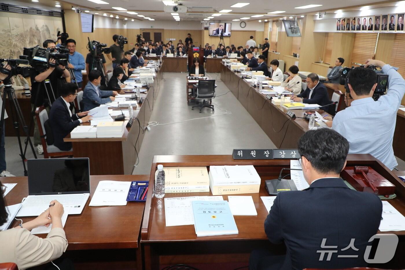 제주도의회 예산결산특별위원회가 12일 오전 제주도의회 대회의실에서 제441회 제주도의회 임시회 제1차 회의를 열고 &#39;2025년도 제2회 제주도 추가경정예산안&#39;을 심사하고 있다.&#40;제주도의회 제공, 재판매 및 DB 금지&#41;