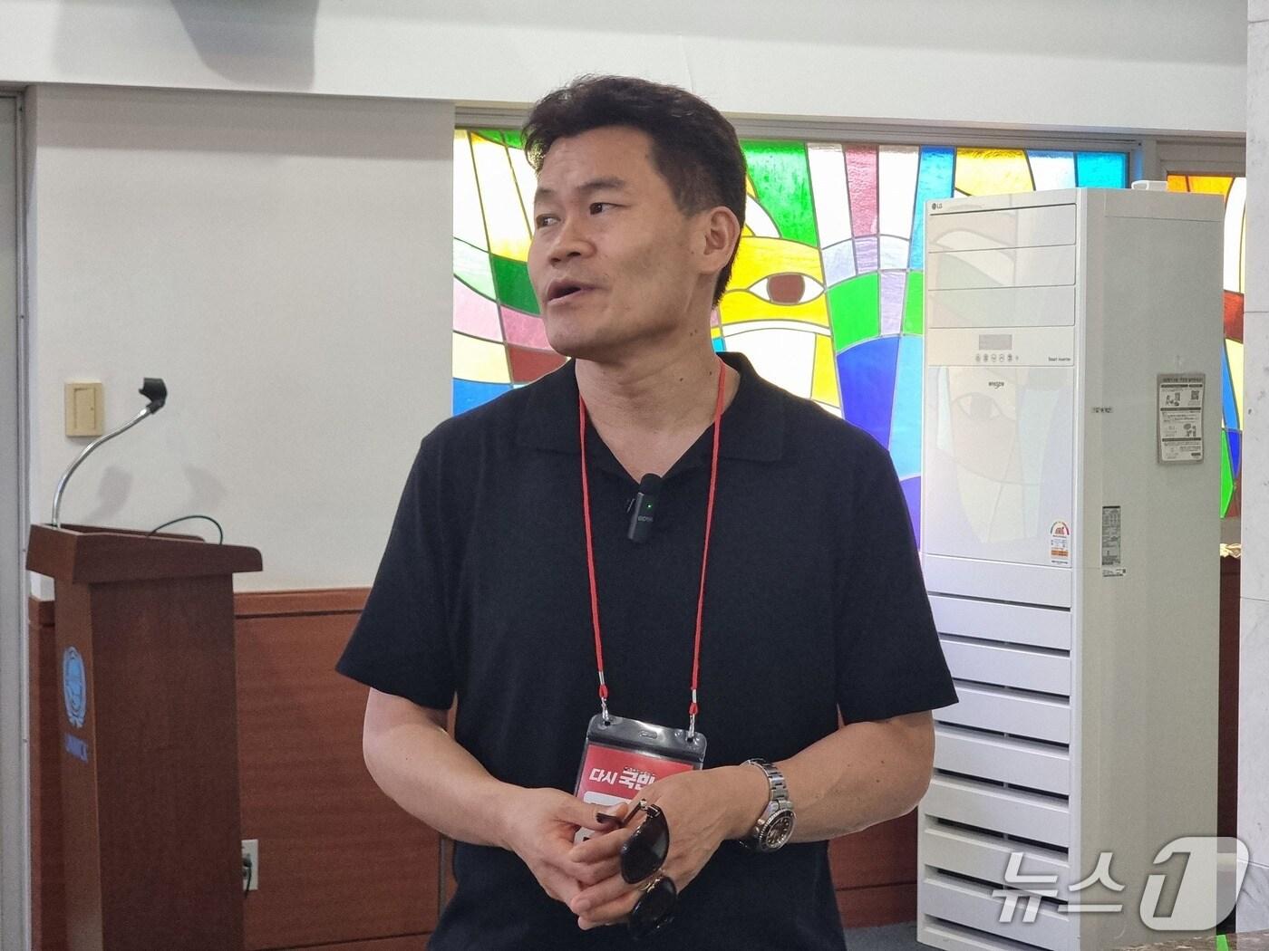 본문 이미지 - 전한길 전한길뉴스 발행인이 12일 부산 남구 유엔기념공원 추모관에서 자신의 입장을 밝히고 있다.2025.8.12/뉴스1 ⓒ News1 임순택 기자