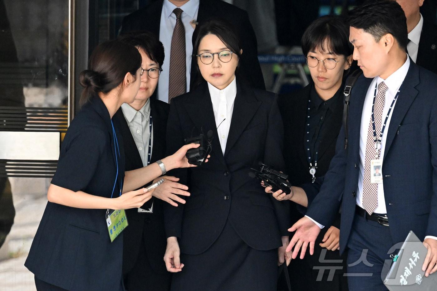 윤석열 전 대통령 부인 김건희 여사가 12일 오후 서울 서초구 서울중앙지방법원에서 열린 구속 전 피의자 심문&#40;영장실질심사&#41;을 마치고 법원을 나서고 있다. 2025.8.12/뉴스1 ⓒ News1 사진공동취재단