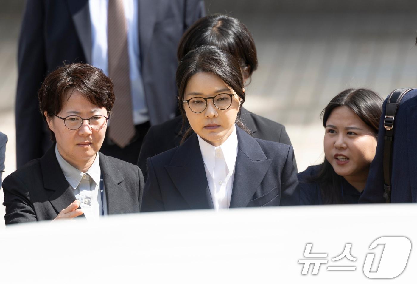 윤석열 전 대통령 부인 김건희 여사가 12일 오후 서울 서초구 서울중앙지법에서 열린 구속 전 피의자 심문(영장실질심사)를 마치고 나오고 있다. 2025.8.12/뉴스1 ⓒ News1 사진공동취재단