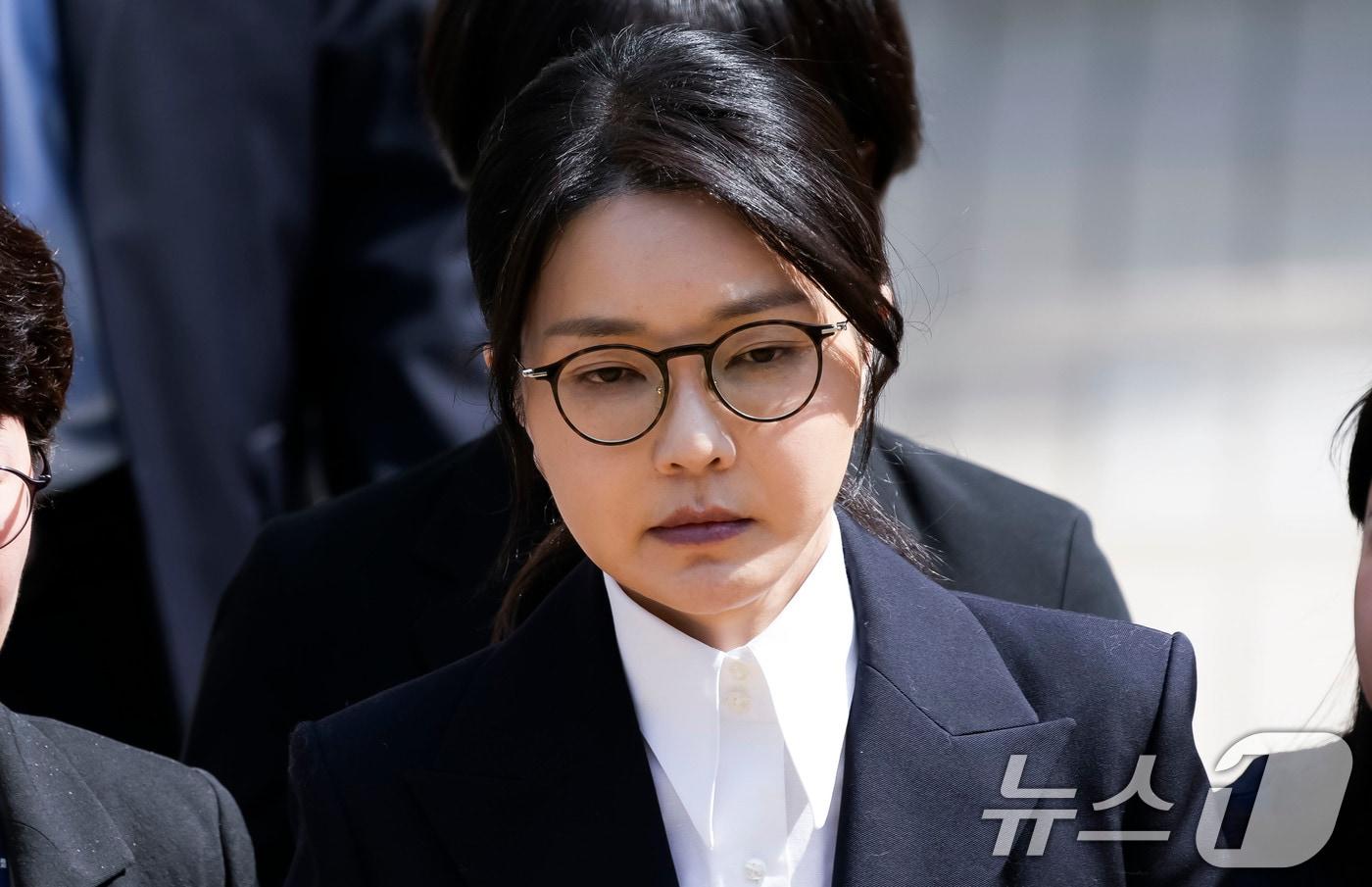 윤석열 전 대통령 부인 김건희 여사가 서울 서초구 서울중앙지법에서 열린 구속 전 피의자 심문&#40;영장실질심사&#41;를 마치고 나오고 있다. 2025.08.12/뉴스1 ⓒ News1 사진공동취재단