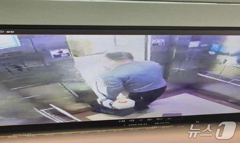 본문 이미지 - 지난 4월 21일 서울 관악구 봉천동 소재 아파트 엘리베이터 폐쇄회로&#40;CC&#41;TV 영상에 방화범 60대 이 모 씨의 모습이 포착됐다.&#40;화재감식보고서 갈무리&#41;