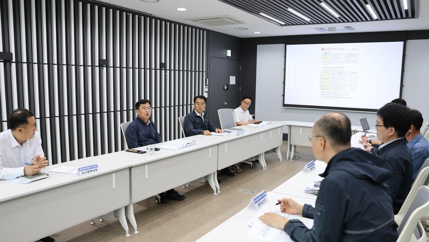 강주엽 행복청장(왼쪽테이블 왼쪽에서 두번째)이 정부세종청사 6동에서 중대산업‧시민재해 관련 의무이행사항을 점검하고 있다.(행복청 제공).뉴스1 ⓒ News1