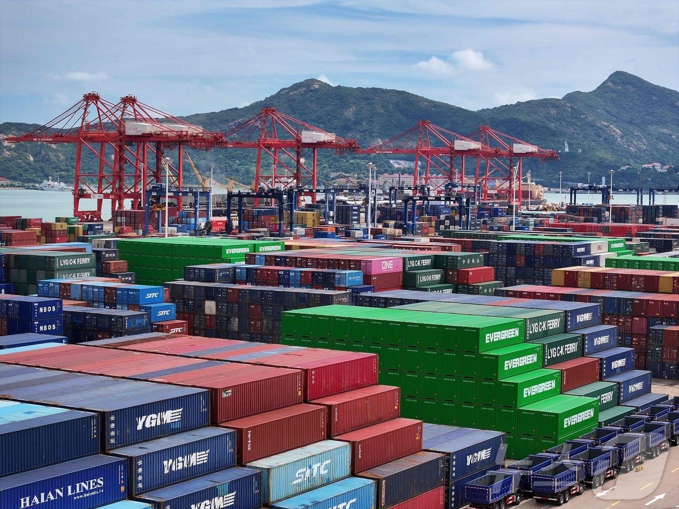 본문 이미지 - 12일 중국 동부 장쑤성의 항구 도시인 롄윈강에 쌓인 컨테이너. 2025.08.12. ⓒ AFP=뉴스1 ⓒ