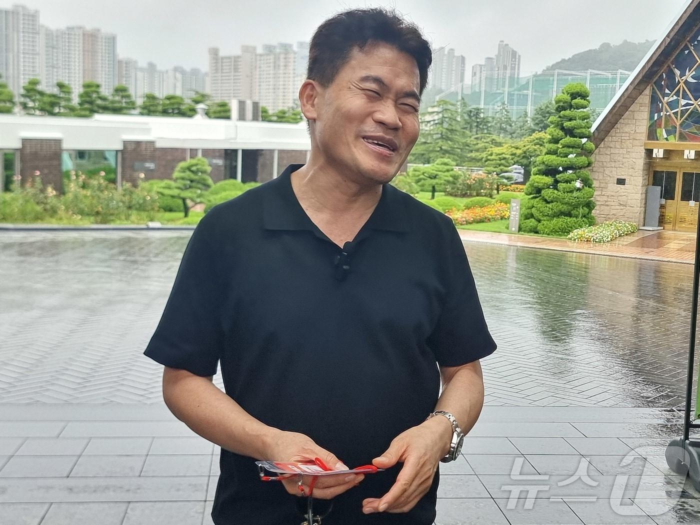 본문 이미지 - 국민의힘 전당대회 합동연설회 야유 사태를 일으킨 전한길 씨가 12일 오후 부산 남구 유엔기념공원에서 유튜브 라이브 방송을 진행하고 있다. 2025.8.12/뉴스1 ⓒ News1 임순택 기자