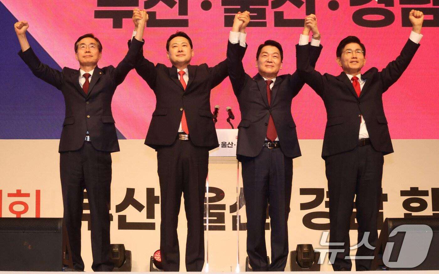 조경태(왼쪽부터)·장동혁·안철수·김문수 국민의힘 대표 후보가 지난 12일 부산 해운대구 벡스코 오디토리움에서 열린 국민의힘 제6차 전당대회 부산·울산·경남 합동연설회에서 인사하고 있다. (공동취재) 2025.8.12/뉴스1 ⓒ News1 윤일지 기자