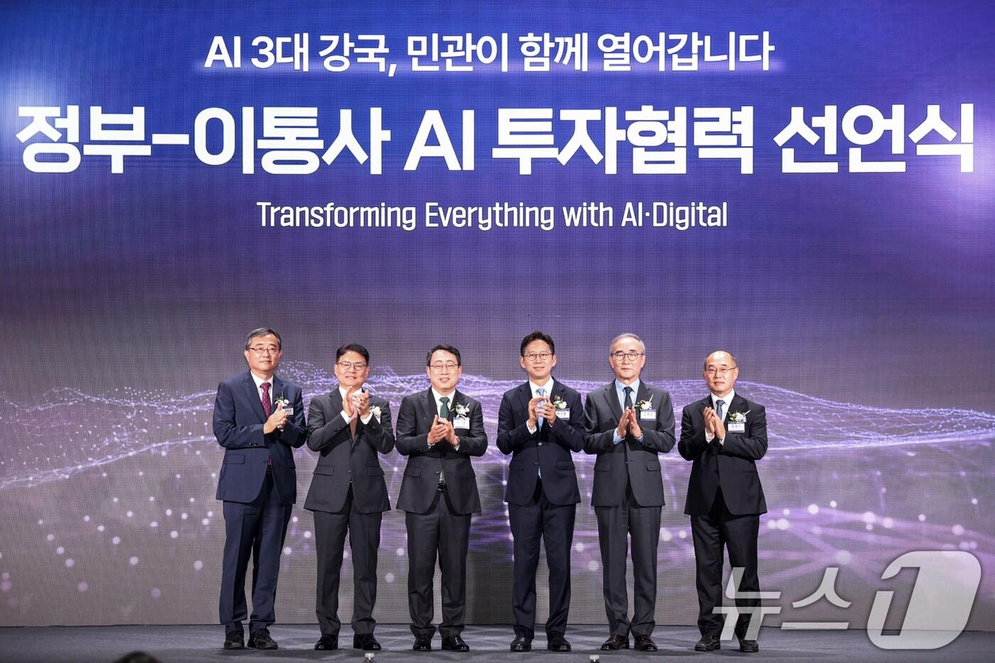 배경훈 과학기술정보통신부 장관 등 참석자들이 12일 오후 서울 중구 웨스틴조선호텔에서 열린 &#39;AI 투자 활성화를 위한 정부·이통사 AI 투자협력 선언식&#39;에 참석해 세리머니를 마친 뒤 기념촬영을 하고 있다. 왼쪽부터 유지상 KIF투자조합 투자운영위원장, 이철훈 LG유플러스 부사장, 유영상 SK텔레콤 대표, 배경훈 장관, 김영섭 KT 대표, 송재성 한국통신사업자연합회 상근부회장. 2025.8.12/뉴스1 ⓒ News1 민경석 기자