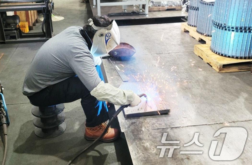 본문 이미지 - 광주시 은둔형외톨이지원센터의 은둔 회복 청년 A 씨가 광주 하남산단 한 사업장에 취업해 용접 일을 하고 있다.&#40;광주시 은둔형외톨이지원센터 제공. 재판매 및 DB 금지&#41; 2025.8.12/뉴스1