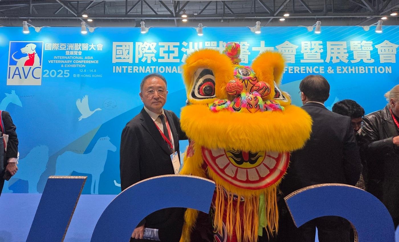 정인성 FAVA 2024 조직위원장(로얄동물메디컬센터 대표원장)이 국제아시아수의학콘퍼런스 2025 개회식에서 축사 후 기념 사진을 찍고 있다(로얄동물메디컬센터 제공). ⓒ 뉴스1