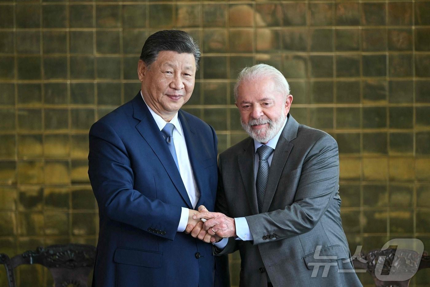 본문 이미지 - 지난 2024년 11월 20일, 브라질리아의 알보라다 궁에서 회담을 마친 뒤 악수하는 시진핑 중국 국가주석과 루이스 이나시우 룰라 다시우바 브라질 대통령.2024.11.20. ⓒ AFP=뉴스1 ⓒ News1 권영미 기자