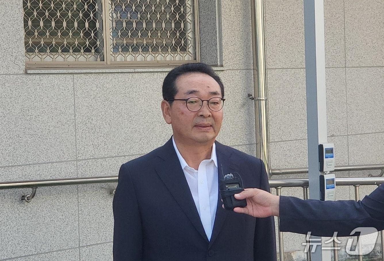 본문 이미지 - 2022년 대한석탄공사 장성광업소 직원 매몰 사망사고의 과실 혐의로 불구속 기소된 원경환 전 대한석탄공사 사장과 당시 광업소 직원 2명, 대한석탄공사가 12일 모두 1심에서 무죄를 선고받은 가운데, 원 전 사장이 이날 춘천지방법원 영월지원에서 무죄판결을 받고 난 뒤 기자들과 만나 입장을 밝히고 있다. 2025.8.12/뉴스1 신관호 기자