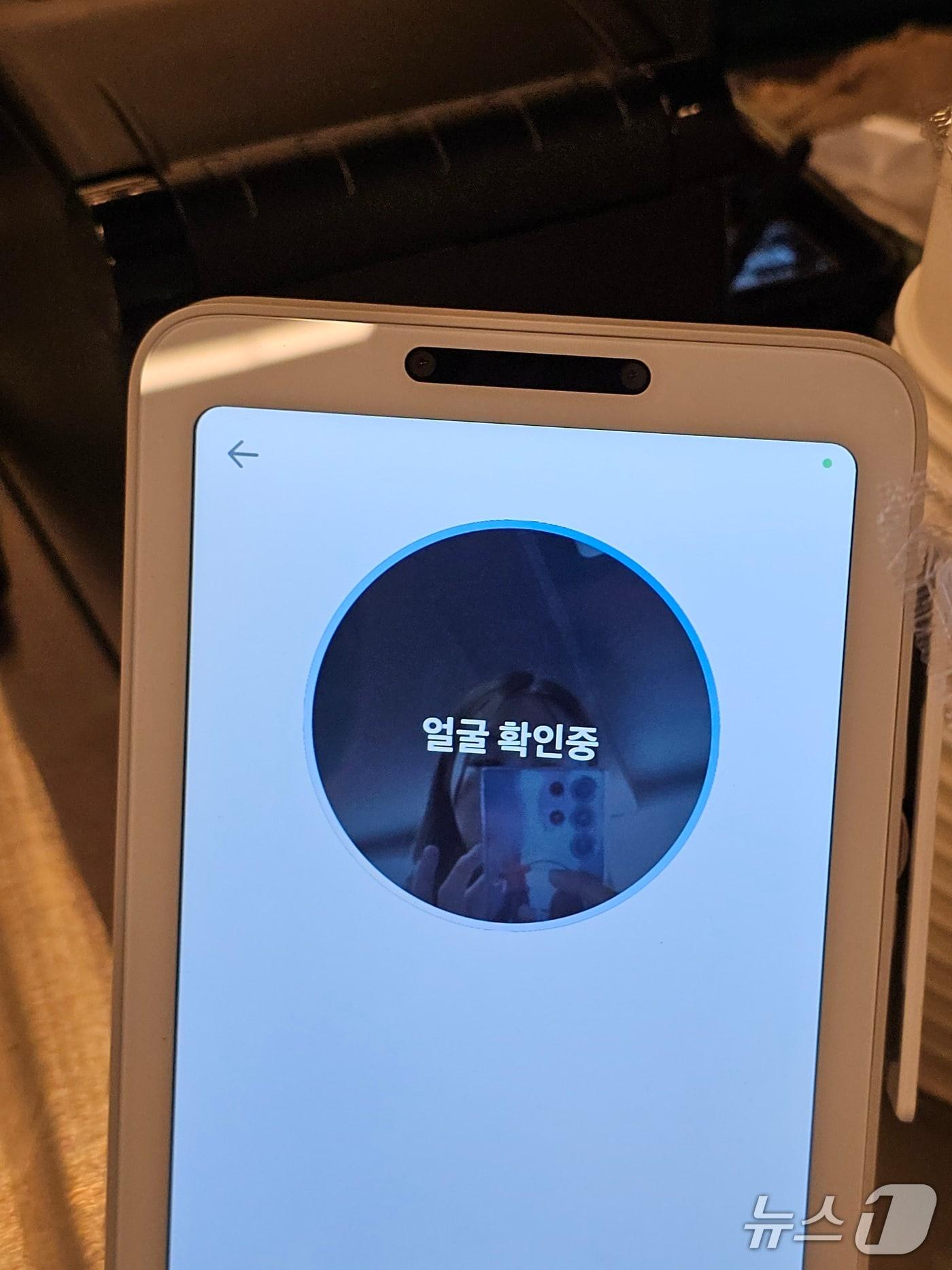 본문 이미지 - 서울 종로구의 한 카페에서 토스 단말기가 얼굴을 인식하고 있다. 2025.08.12/뉴스1 ⓒ News1 정지윤 기자