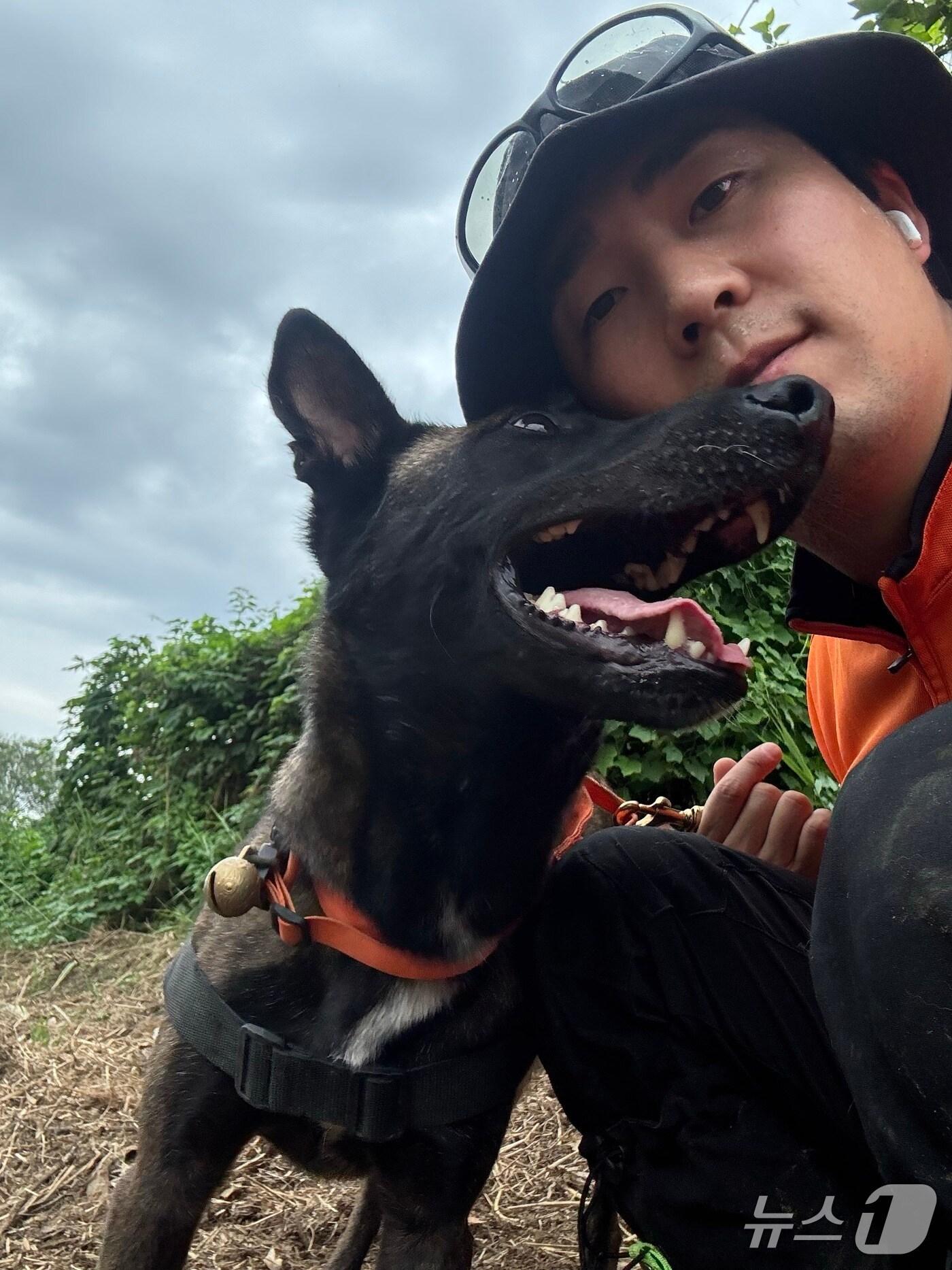 본문 이미지 -  119 구조견 &#39;대찬&#39;이와 핸들러 강동찬 소방장&#40;경기도북부소방재난본부 제공. 재판매 및 DB 금지&#41;/뉴스1