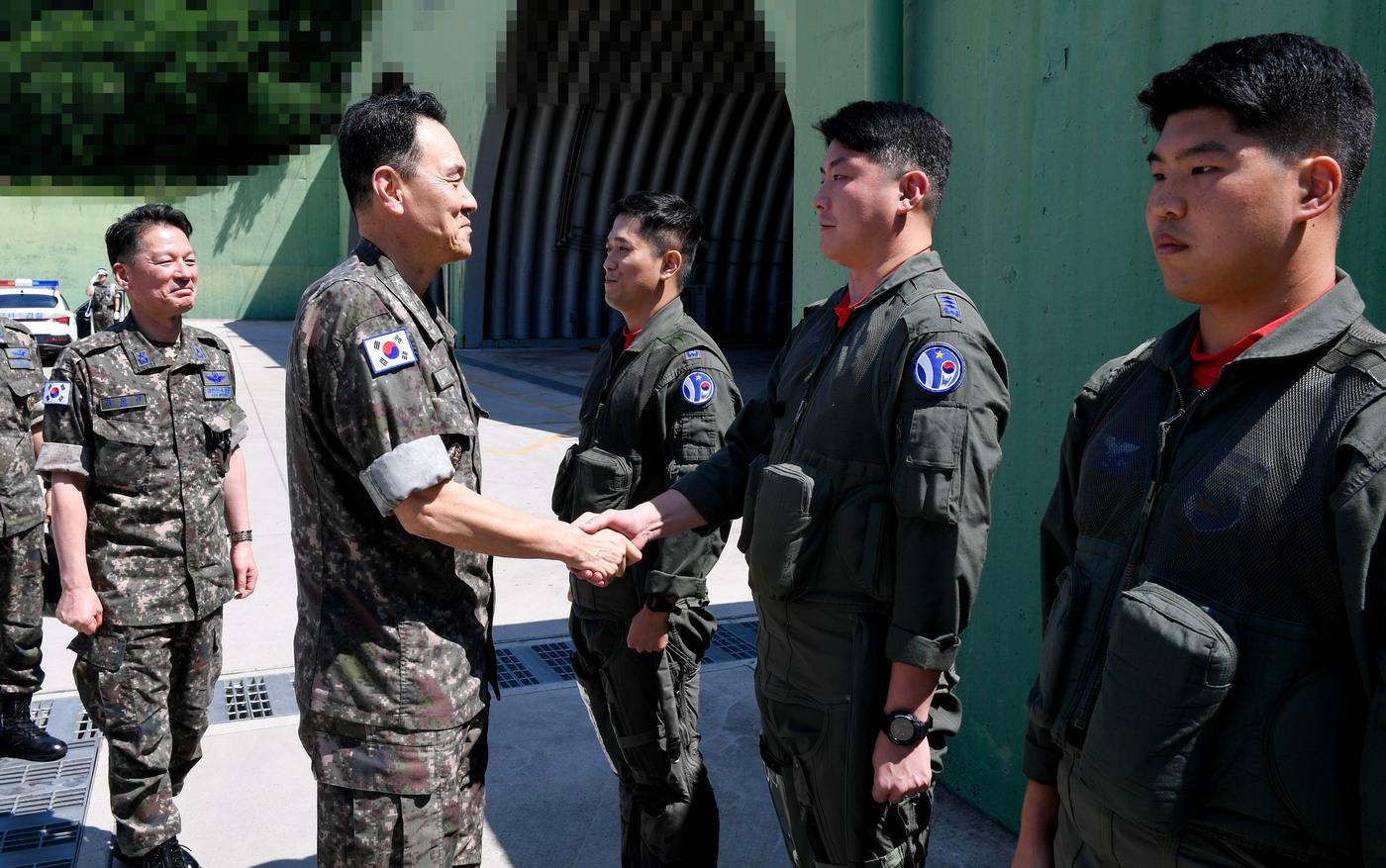김명수 합참의장이 12일 10전투비행단 대비태세를 점검하며 조종사를 격려하고 있다.&#40;합동참모본부 제공&#41;