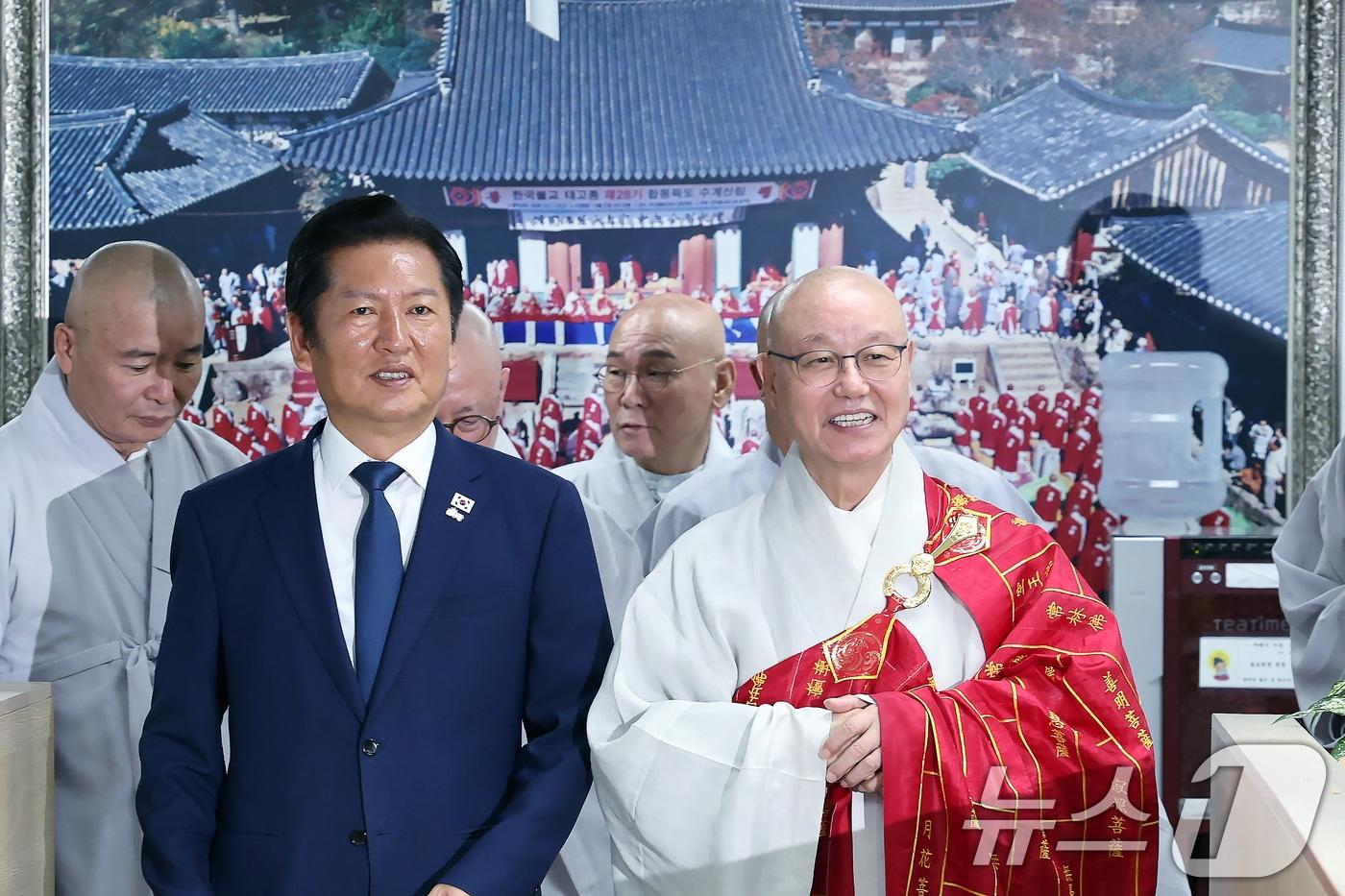 정청래 더불어민주당 대표가 12일 오후 서울 종로구 율곡로 한국불교태고종 총무원에서 태고종 총무원장 상진스님을 예방하고 있다. 2025.8.12/뉴스1 ⓒ News1 박정호 기자