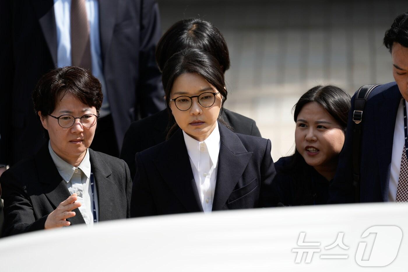 윤석열 전 대통령 부인 김건희 여사가 12일 오후 서울 서초구 서울중앙지법에서 열린 구속 전 피의자 심문&#40;영장실질심사&#41;을 마치고 법원을 나서고 있다. 2025.8.12/뉴스1 ⓒ News1 사진공동취재단