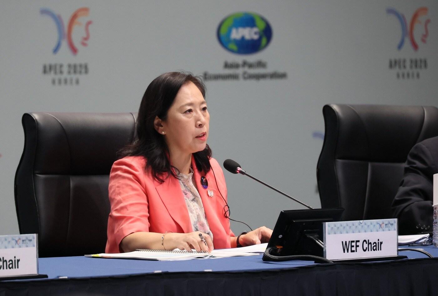 신영숙 여성가족부 장관 직무대행 차관이 12일 인천시 송도컨벤시아에서 열린 APEC 여성경제회의&#40;WEF&#41; 고위급정책대화&#40;HLPDWE&#41;에 참석해 개회사를 하고 있다&#40;여가부 제공&#41;