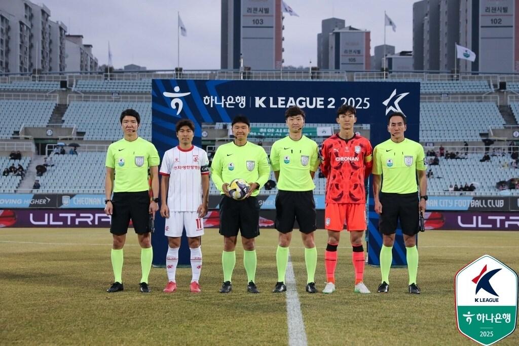 본문 이미지 - 부천과 천안의 맞대결 킥오프 시간이 늦춰진다.(한국프로축구연맹 제공)  