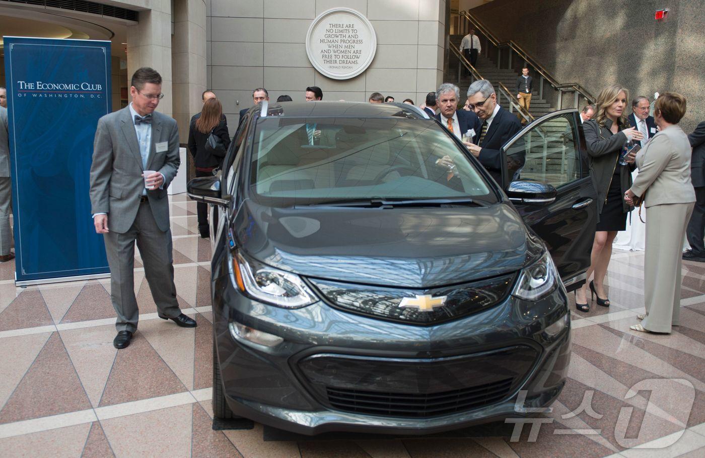 2017년 2월 미국 워싱턴 DC에 당시 처음 출시된 제너럴모터스&#40;GM&#41;의 소형 전기차 모델 &#39;볼트&#39;가 전시된 모습. 2025.02.28. ⓒ AFP=뉴스1 ⓒ News1 김성식 기자