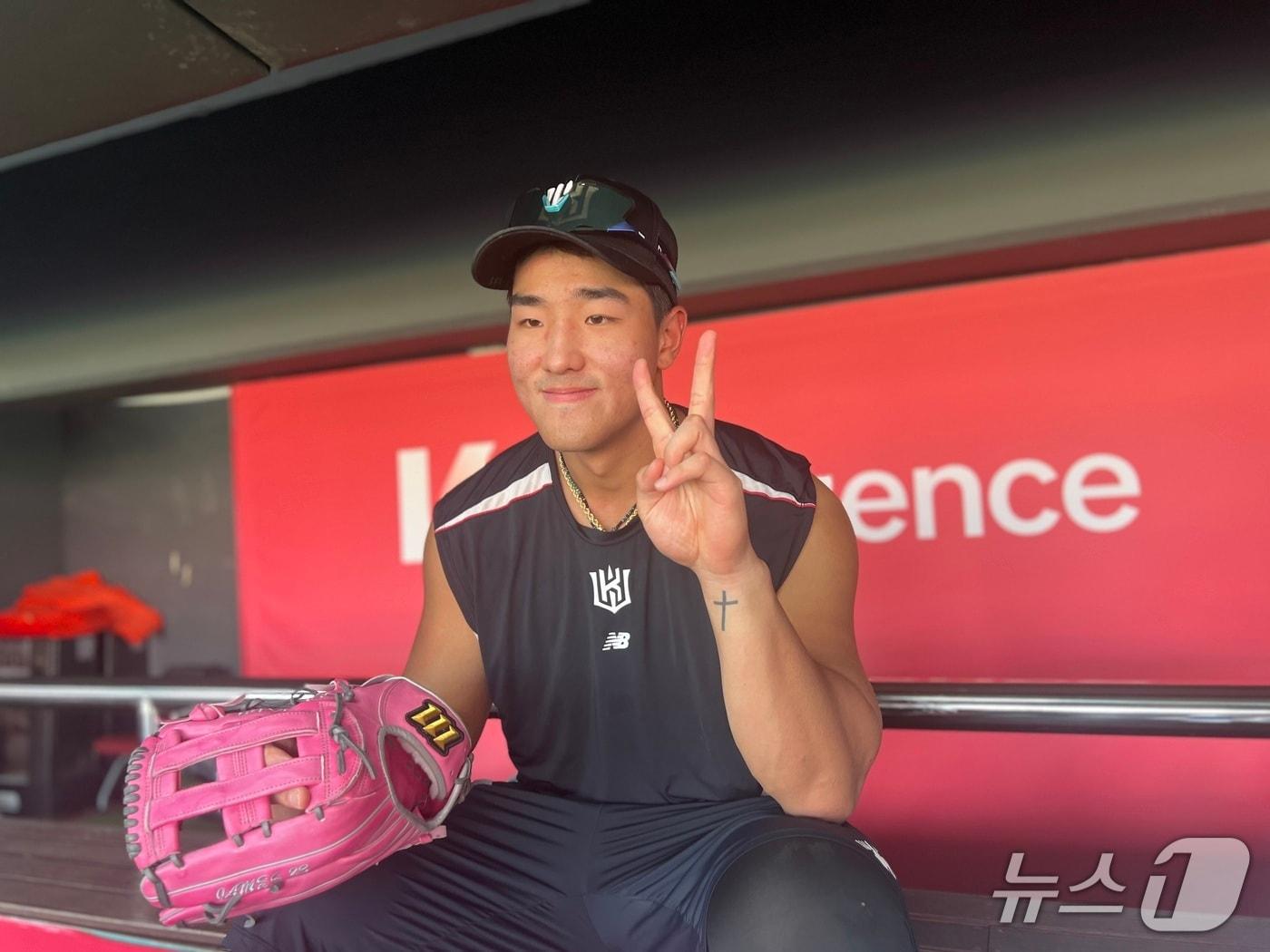 본문 이미지 - 7월 MVP를 수상한 KT 위즈 안현민이 12일 수원 케이티위즈파크에서 취재진을 만나 인터뷰하고 있다. 2025.8.12/뉴스1 ⓒ News1 이상철 기자