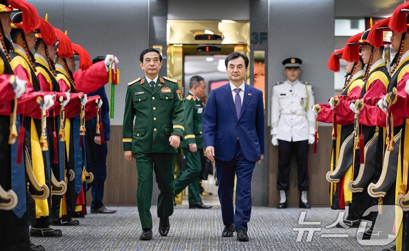 안규백 국방부 장관이 12일 서울 용산구 국방부에서 방한 중인 판 반 장 베트남 국방부 장관과 환영행사에 입장하고 있다. (국방부 제공. 재판매 및 DB 금지) 2025.8.12/뉴스1