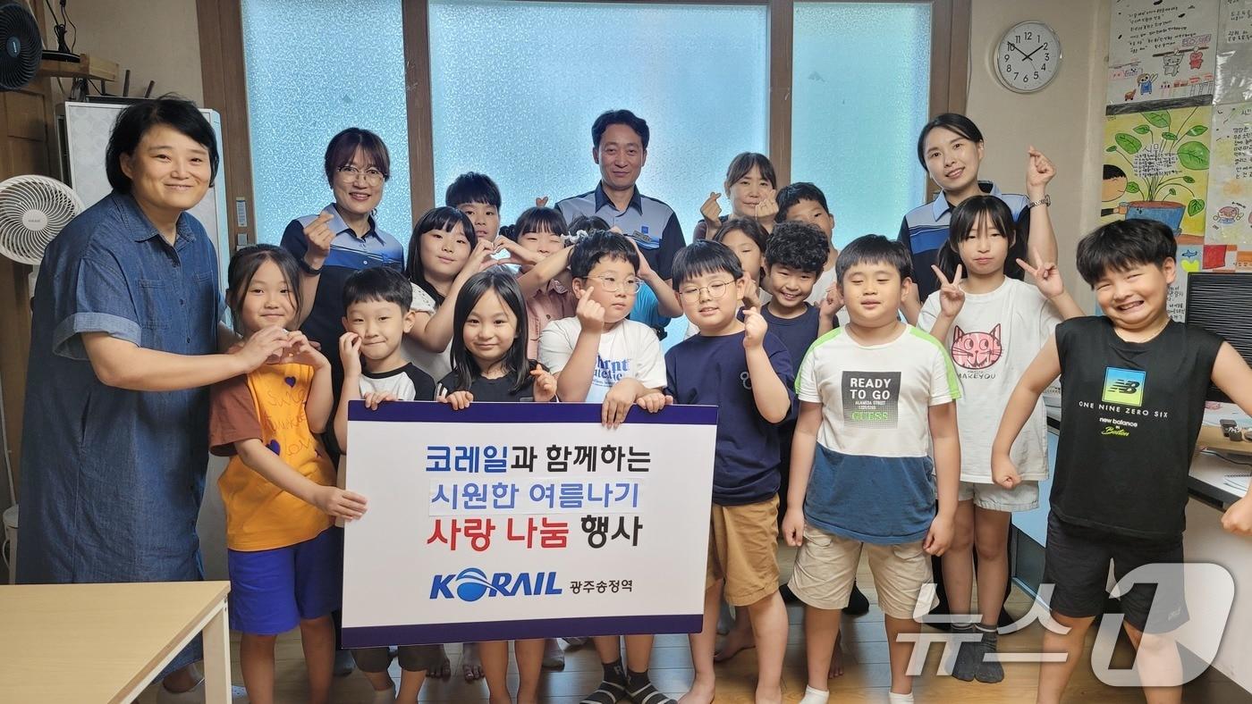 한국철도공사&#40;코레일&#41; 광주송정역 관계자들이 12일 월드비전 무진종합사회복지관과 동화나라지역아동센터를 찾아 &#39;시원한 여름나기 사랑나눔 행사&#39;를 열고 온누리상품권 100만 원을 전달한 뒤 기념촬영하고 있다.&#40;월드비전 무진종합사회복지관 제공. 재판매 및 DB금지&#41; 2025.8.12/뉴스1