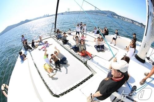 본문 이미지 - 다이아몬드베이 요트에 탑승한 고객들이 구명조끼 없이 투어를 즐기고 있다.(다이아몬드베이 제공. 재판매 및 DB 금지)