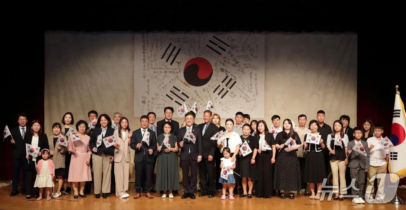 법무부는 12일 오후 서울 용산구 백범김구기념관에서 '제80주년 광복절 기념 독립유공자 후손 대한민국 국적 증서 수여식'을 열고 애국지사 후손 27명에게 한국 국적 증서를 전달했다. 2025.8.12./ⓒ 뉴스1(법무부 제공)