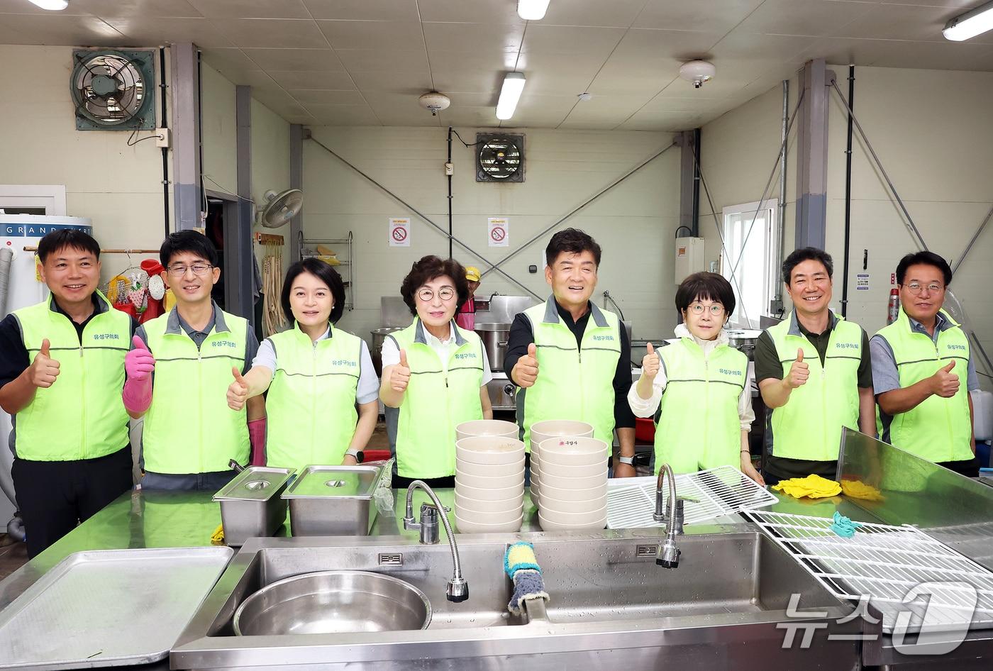 김동수 대전 유성구의회 의장과 의원들이 대전현충원에서 봉사활동을 실시했다. (유성구의회 제공, 재판매 및 DB금지)/뉴스1