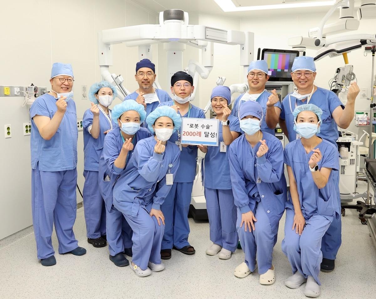 본문 이미지 - 정용훈 중앙대광명병원장, 김돈규 부원장, 이용성 로봇수술센터장 등이 경기도 광명시 중앙대광명병원 수술방에서 수술 2000례 기념촬영을 하고있다&#40;중앙대광명병원 제공&#41;